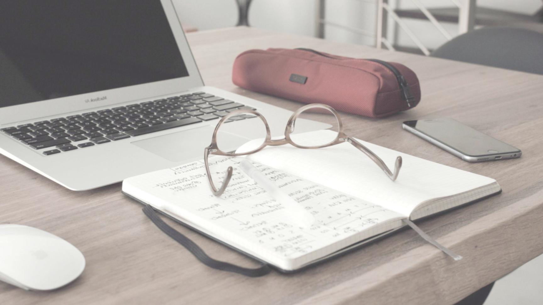 Salle de formation moderne avec postes informatiques équipés d'outils d'analyse financière